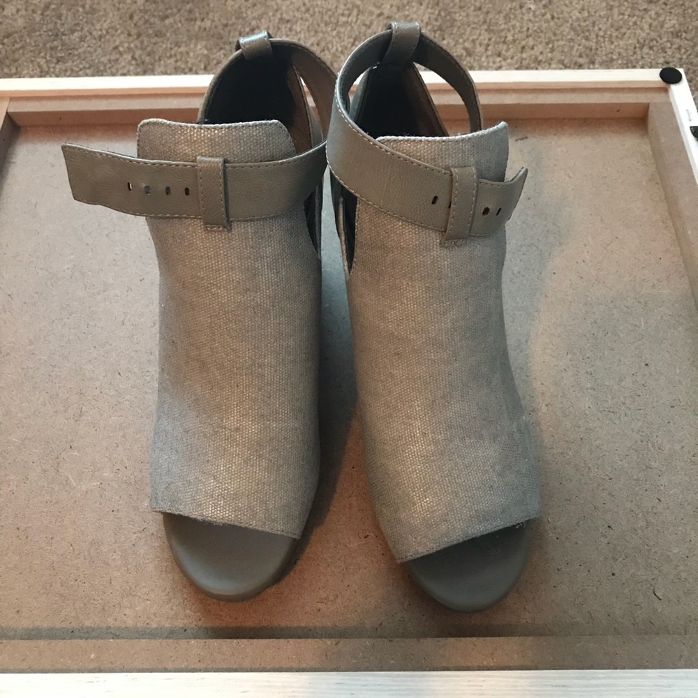 Sole Senseability Peep Toe Heels Size 9.5